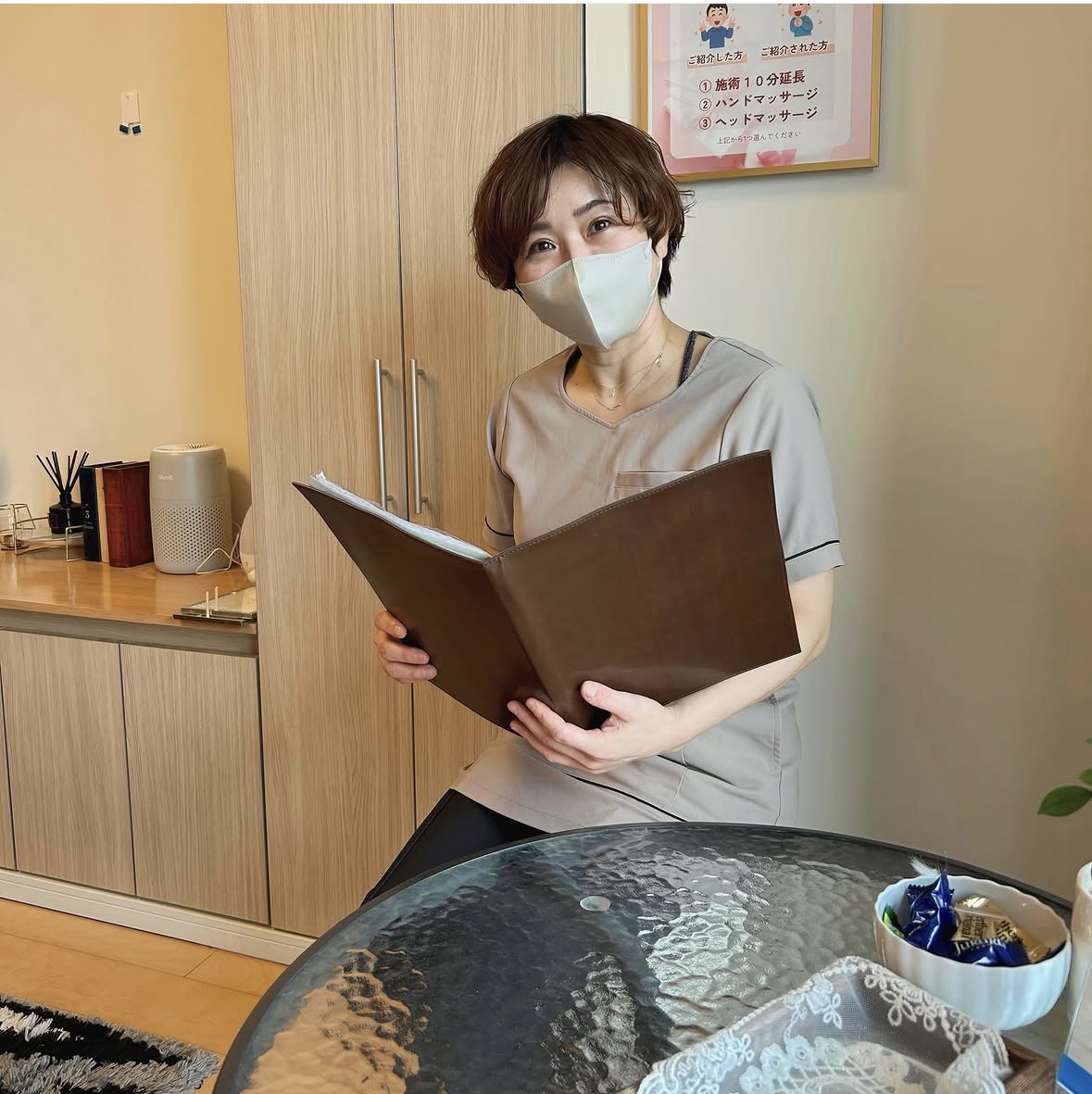 カウンセリングを行う施術者