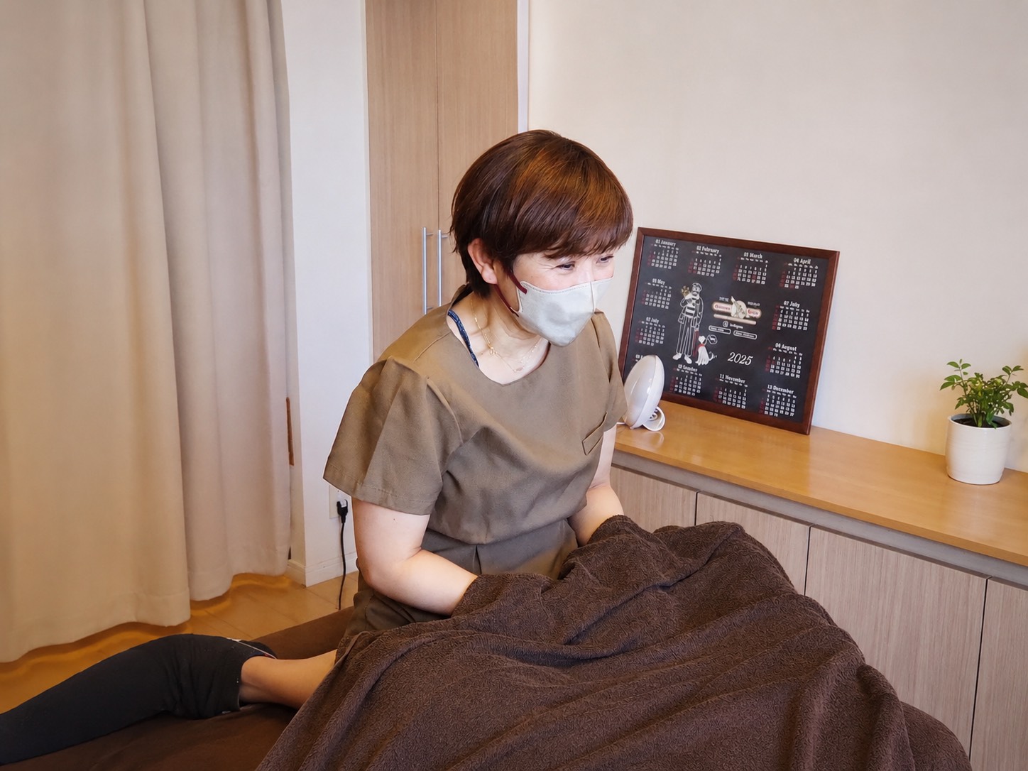 施術の準備をする施術者